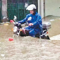 惠東<br>惠東有電單車要涉水前行。（互聯網圖片）