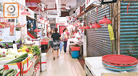 香港<br>八號風球下，雙鳳街街市昨僅約一半店舖營業。（賴啟燊攝）