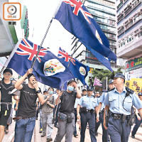 愈燒愈烈<br>近年本港的大型遊行示威，經常見到有人揮動龍獅旗或港英旗幟宣揚港獨。