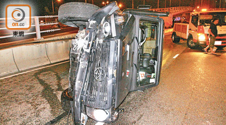 銅鑼灣<br>四驅車車頭撞毀。