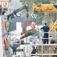 石牛洲海面<br>水警輪將石牛洲海面浮屍撈起，身份及死因待查。（戴展邦攝）