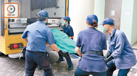 死者遺體舁送殮房。（林珮淇攝）