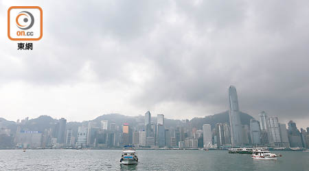 微雨天陰日子要到本周中才過去，到下周一萬聖節又再有雨清涼。（何天成攝）