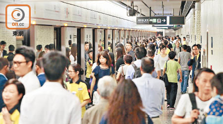 觀塘延線通車後，方便何文田和黃埔居民在油麻地站轉車過海。（胡家豪攝）