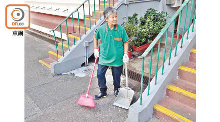 婆婆昨日如常上班。（張曉楠攝）