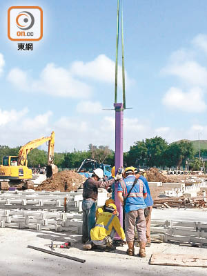 新田邊境購物城基本完成地基工程，昨開始豎立樁柱組裝組合屋。