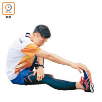 膕繩肌伸展：將右腳伸直，以右手伸前拉住腳趾尖，每組做三次，每次維持十至十五秒。