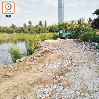 本月中同一位置再被發現有建築廢料被非法棄置，廢料更覆蓋了魚塘塘壆的植被。