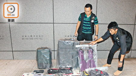 警方展示起回部分行李失竊案的贓物。（張曉楠攝）