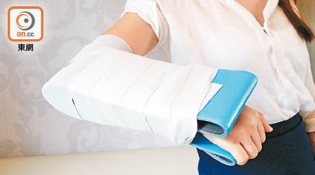 「鋁展性夾板」配合繃帶，有助固定扭傷或骨折傷處，直至求醫。（張汶樂攝）