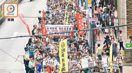 數百人遊行反對政府挑戰青政議員資格及要求梁君彥下台。（黃知樂攝）
