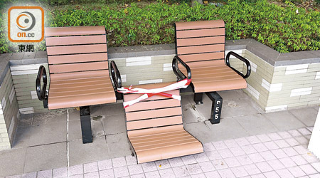 公園內的新膠椅經常有損毀的情況。（林嘉諾攝）