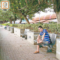 屯門海濱花園舊鐵椅較多市民使用。