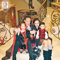 楊華勇（後左）與太太莊菲娜及小朋友化身吸血鬼家族，喺清水灣大宅招待廠商會青委一班「嘩鬼」。（受訪者提供）