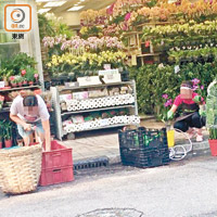 花店<br>在園圃街，有花店職員在馬路邊清潔用具，污水流在地上。