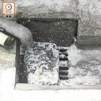 在大角咀，粥水殘渣遺留在坑渠，影響環境衞生。