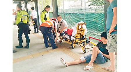 傷者由救護員即場急救。（互聯網圖片）