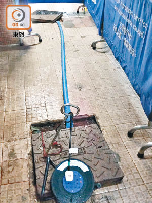 美林邨商場被發現有人將污水泵往雨水渠，再流入城門河。