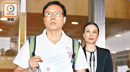 關新偉（左）昨向高等法院提交選舉呈請，要求法庭宣布劉小麗議席無效。
