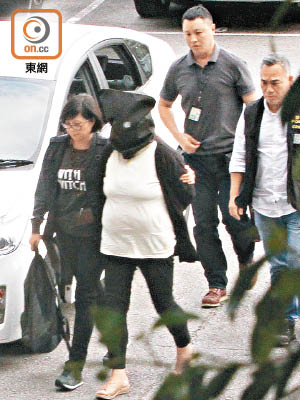 女被告譚劍穎（蒙頭）日前被警方拘捕。