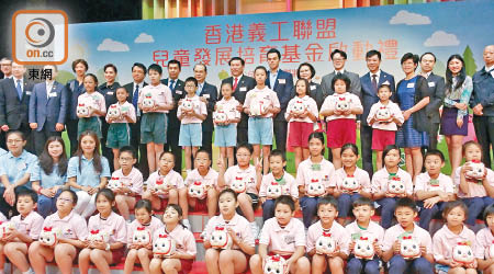 深水埗三所小學共五十三名學童參與「兒童發展基金」校本計劃，獲分發儲蓄配對基金。（關琛詩攝）