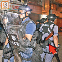 現場警員配備全副武裝，包括俗稱「大口仔」的大口徑催淚彈槍（箭嘴示）。（袁志豪攝）