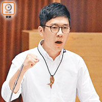 羅冠聰宣誓時讀出「效忠中華人民共和國」時故意「走音」。