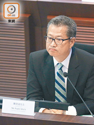 陳茂波昨在立法會一個委員會上讀出免責聲明，指回答議員問題不代表接納議員的宣誓有效。