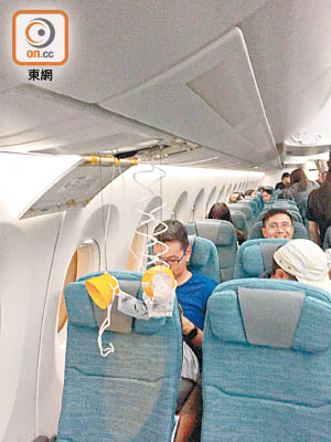 國泰客機發生「烏龍」跌出氧氣罩事件。（受訪者提供）