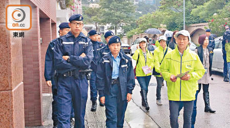 機動部隊警員及耆樂警訊成員在半山派提防盜竊單張。（林嘉諾攝）