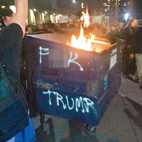 波特蘭示威者焚燒雜物。（互聯網圖片）