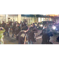 波特蘭示威者與警方對峙。（互聯網圖片）