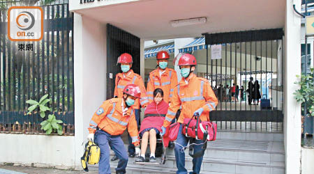 有女學生送院時戴上氧氣罩。（左錦鴻攝）