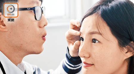 韓劇男女主角為對方用口吹走眼內異物，「千祈咪學」，含菌口水吹入眼，可致角膜發炎。（陳德賢攝）
