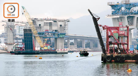 海灣滿布浮標陣，船隻駛經時被逼在浮標之間左穿右插。（胡家豪攝）