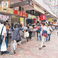 小食店昨日照常營業，大批顧客在店外排隊。（袁志豪攝）