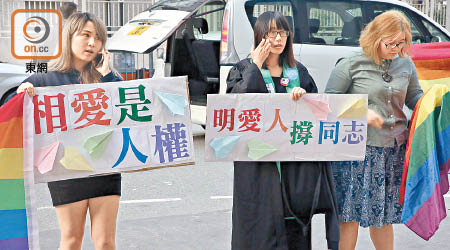 有學生拉起橫額抗議，要求楊鳴章收回有關同性戀言論。（陳嘉順攝）