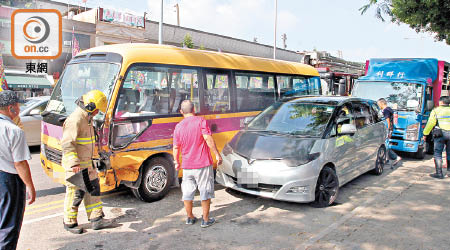 消防員在車禍現場調查。（曾志恒攝）