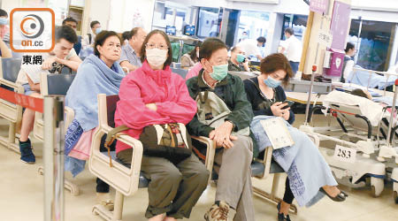 公立醫院急症室經常出現人滿之患，特別是冬季流感高峰期。（黃仲民攝）