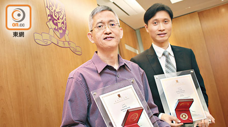 左起：唐錦騰、王海嬰昨日獲頒校長模範教學獎。（黃知樂攝）