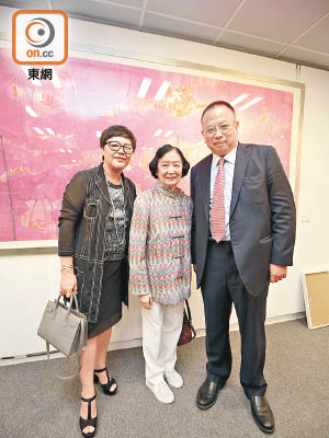 李福慶太太（中）與韓淑儀（左）及合源慈善基金主席謝錫洪（右）非常欣賞高楠嘅畫作。