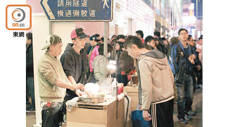 食署擬農曆新年在旺角辦小食墟市。（資料圖片）