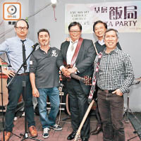 王桂壎（中）同一班音樂愛好者夾Band作樂。