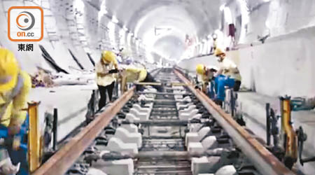 廣深港高鐵香港段主隧道早前進行最後一次鐵軌道床水泥澆築。（央視畫面）