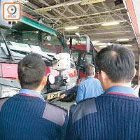 機場消防局年初發生消防車撞巨型射泡車意外，消防人員當時在現場了解情況。