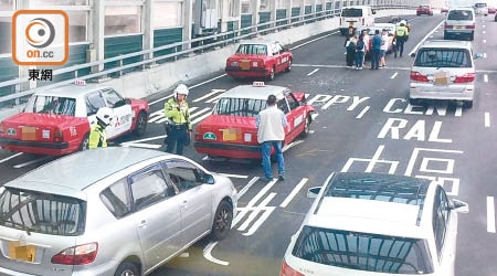 警員在三車相撞意外現場調查。（讀者提供）