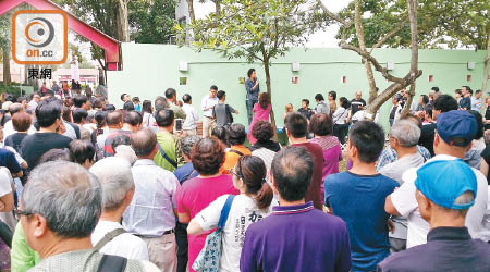 富安花園數百居民昨日集會，關注招標問題。（林嘉成攝）