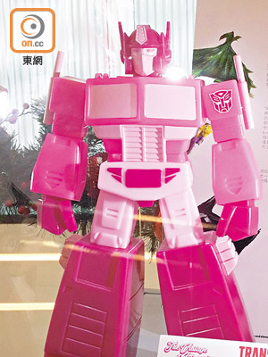 主打玩具包括限定三十件的「粉紅色柯柏文」及「鹹蛋超人」限量版玩偶等。