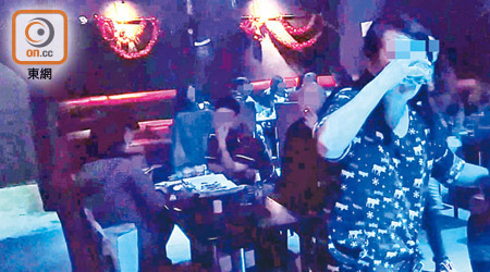 元朗<br>位於元朗工廈的無牌酒吧，盧姓女主持（右）不時與客人對飲。有客人帶同未成年兒子到場。