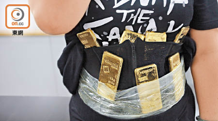 今年八月，港婦腰纏十二公斤黃金被截獲。（資料圖片）